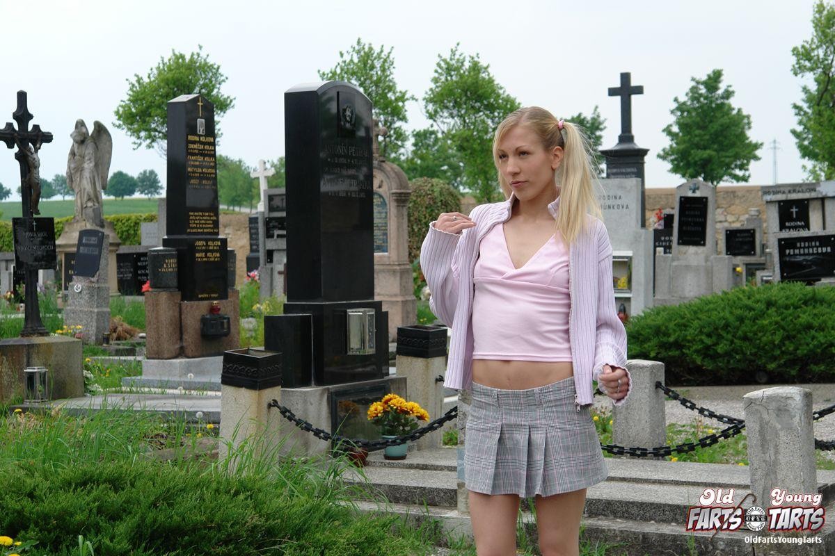 Teen Blondine gibt Opa einen schlampigen Blowjob auf einem Friedhof
 #78606326