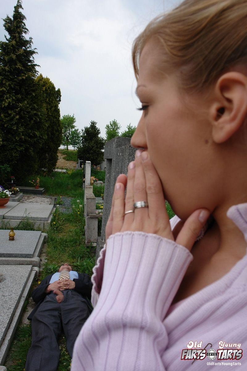 墓地でおじいちゃんにドロドロのフェラチオをするティーンブロンド
 #78606334