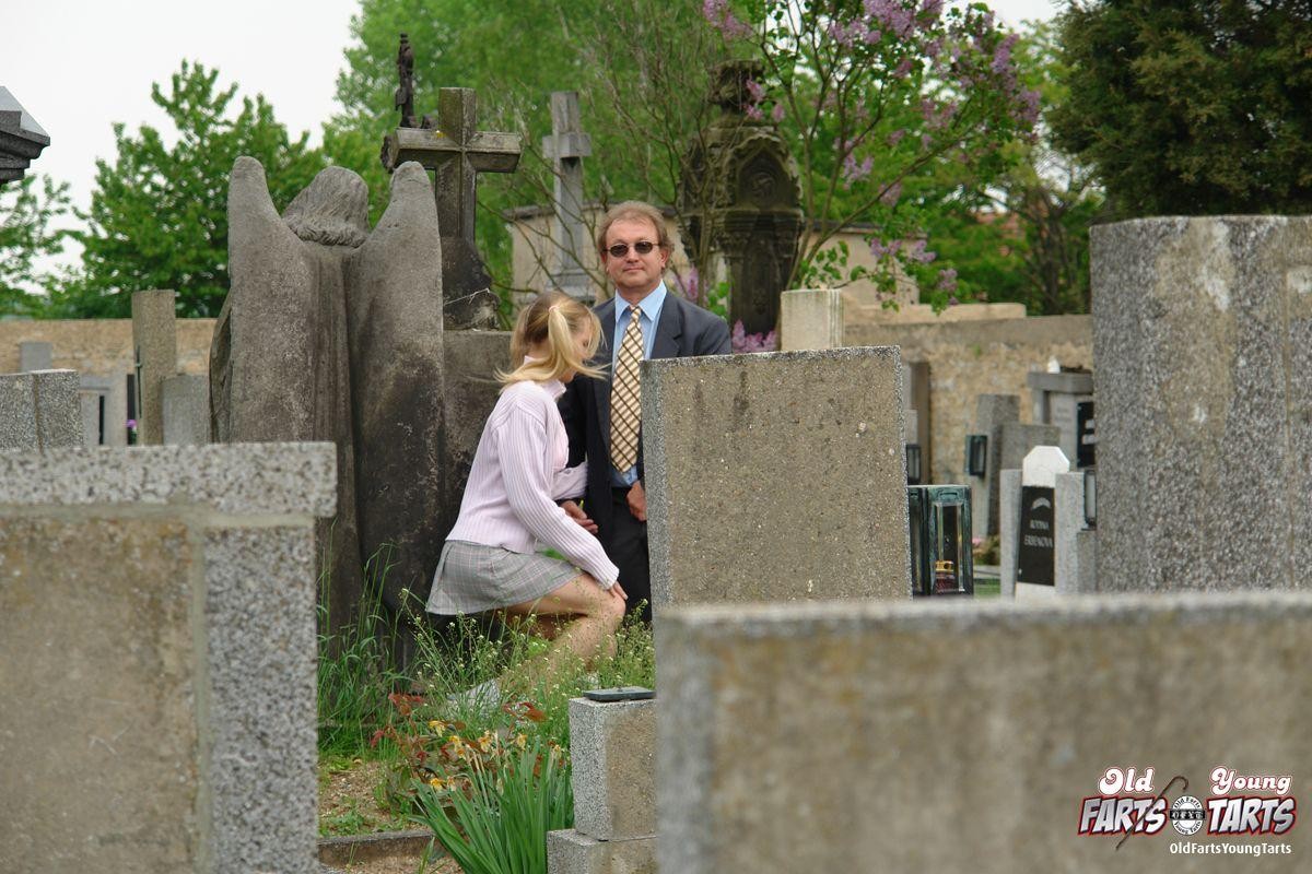 Teen Blondine gibt Opa einen schlampigen Blowjob auf einem Friedhof
 #78606379