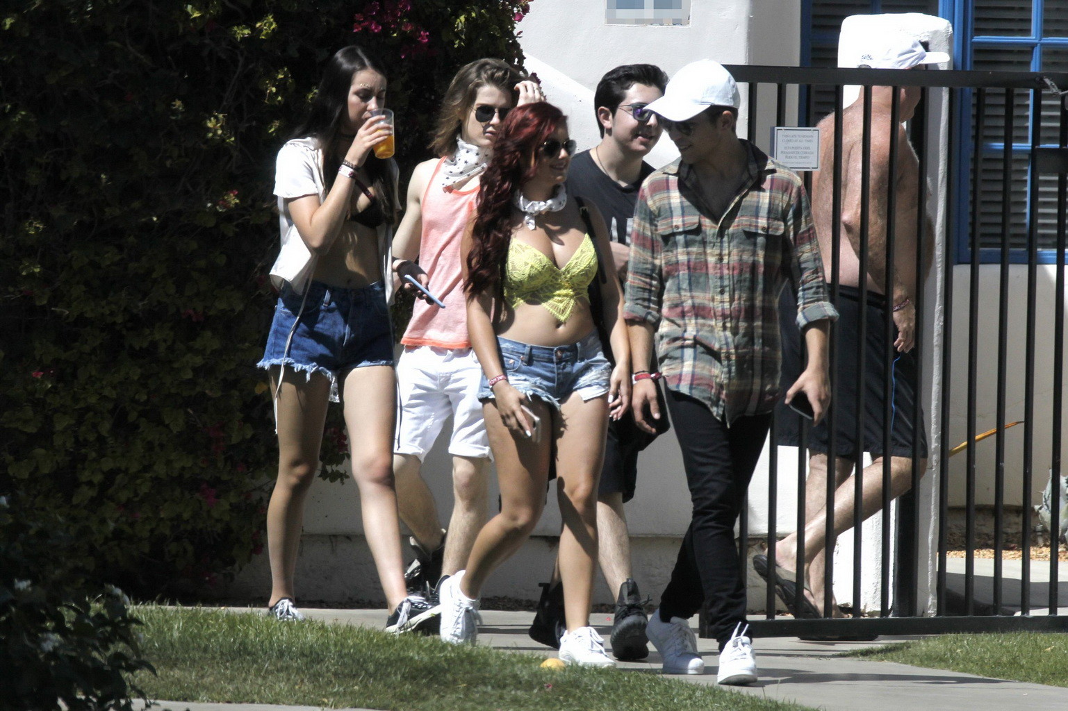 Ariel Winter vollbusig und langbeinig in BH und Cutoffs
 #75143505