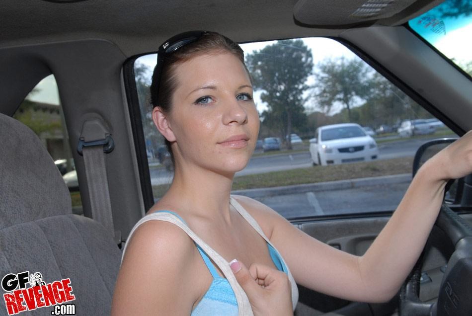 Une jeune femme amateur fait une pipe et une branlette dans une voiture pour le sexe.
 #75843234