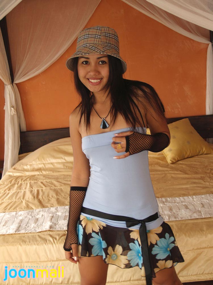 Thai teen Mädchen in einem funky Hut
 #69969094