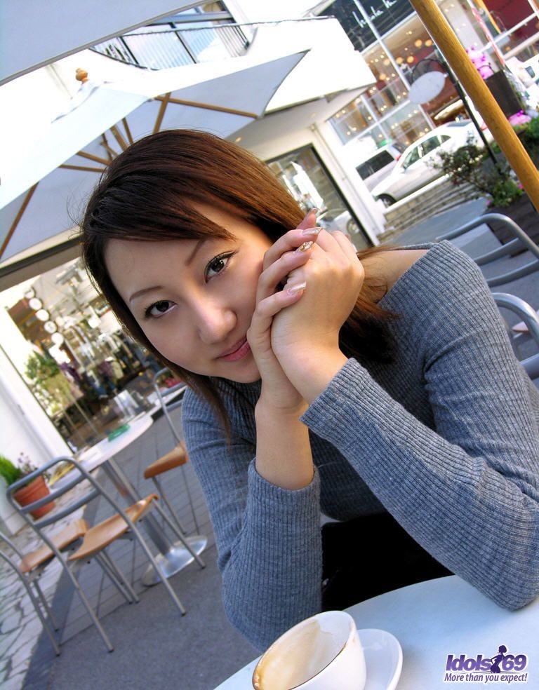 Shiho mostra il suo culo stretto mentre si toglie i vestiti
 #69915230