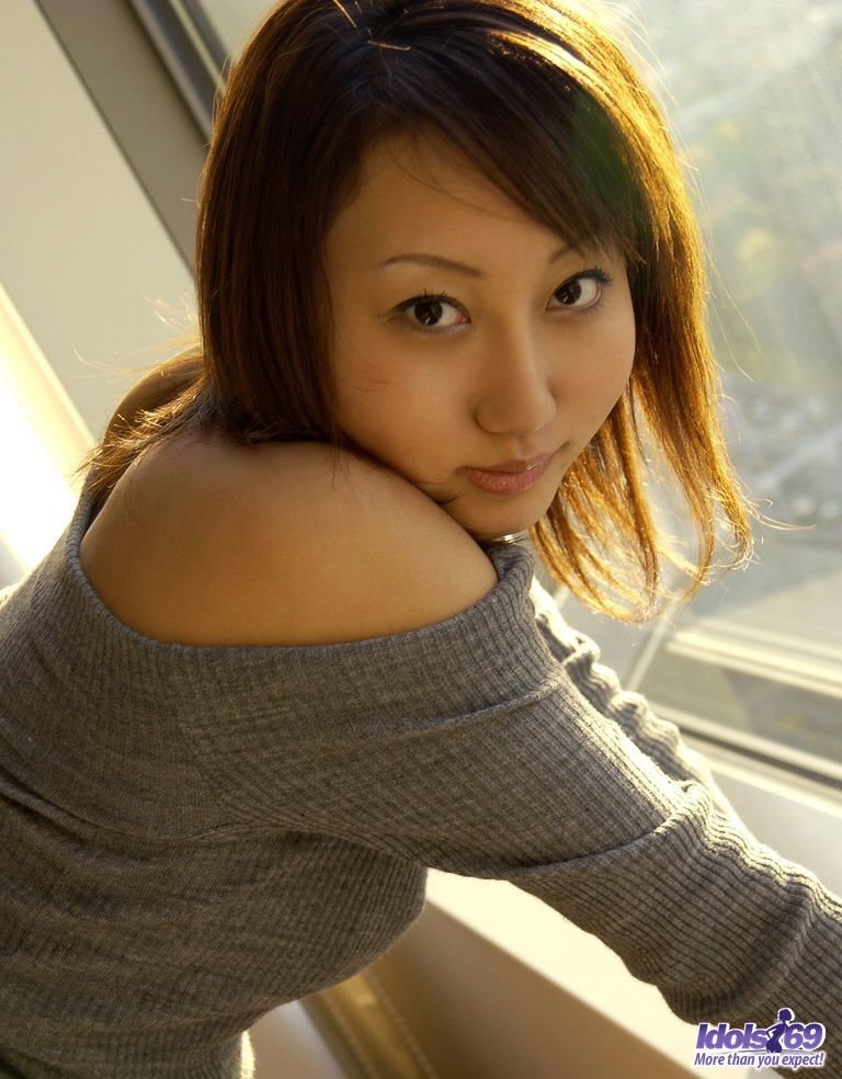 Shiho zeigt ihren engen Arsch, als sie ihre Kleidung auszieht
 #69915296