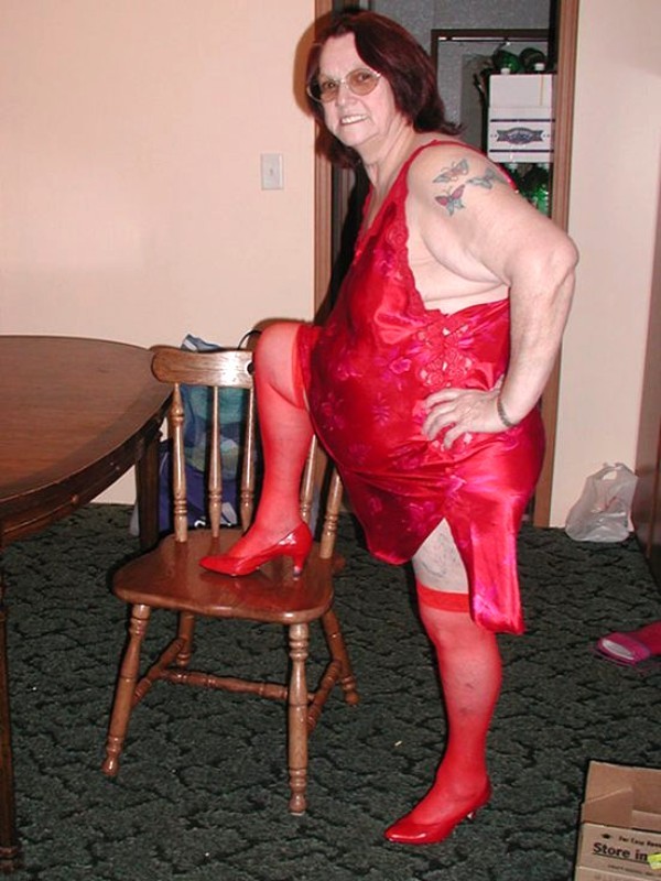 赤いストッキングを履いた特大のおばあちゃんが、シワシワのお尻を大きく広げています。
 #71865054