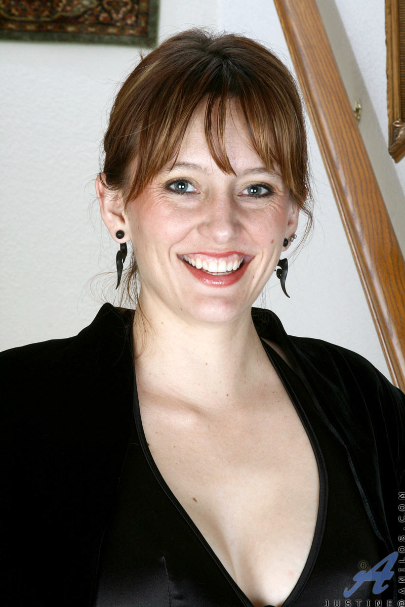 Anilos justine stellt ihre mittelgroßen Brüste zur Schau, als sie ihre Abendgarderobe abstreift
 #77366617