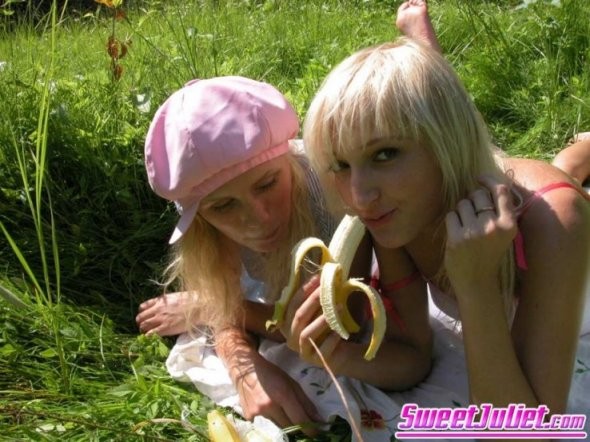 Nenas traviesas comiendo plátanos en la hierba alta
 #78633310