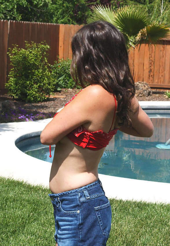 Brunet muestra sus pequeñas tetas en la piscina
 #76625524