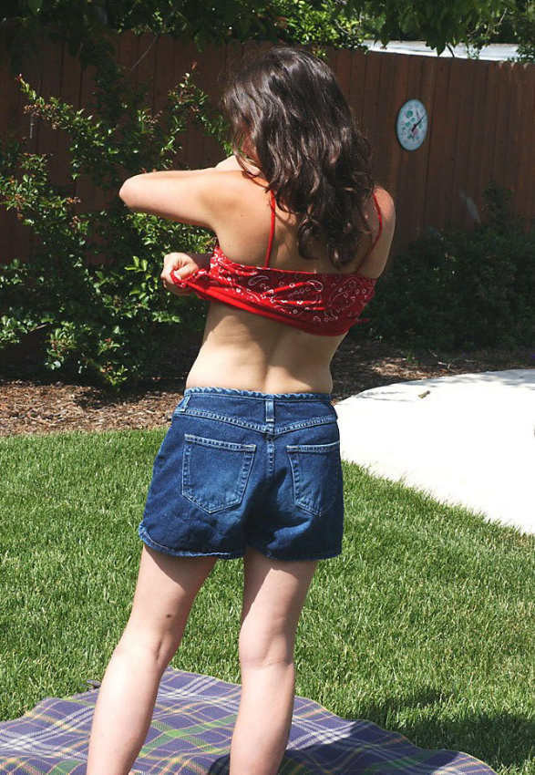 Brunet muestra sus pequeñas tetas en la piscina
 #76625534