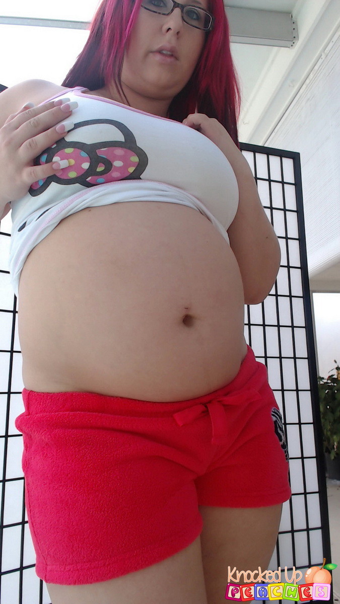 Georgia Peach shows off her swollen belly