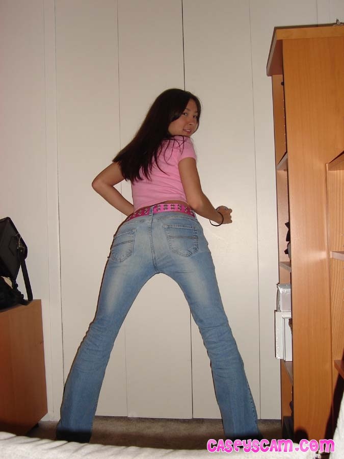 Casey en jeans y tanga
 #70008441