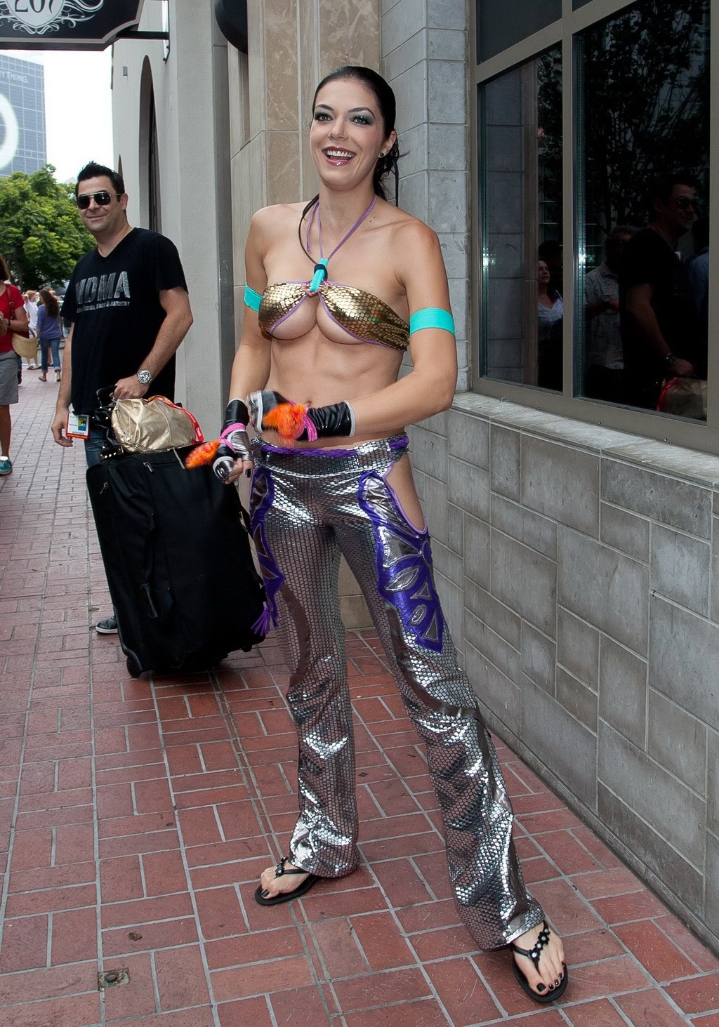 ミクロのビキニを着てホットなボディを披露するAdrianne Curry、サンディエゴのビーチで
 #75257410