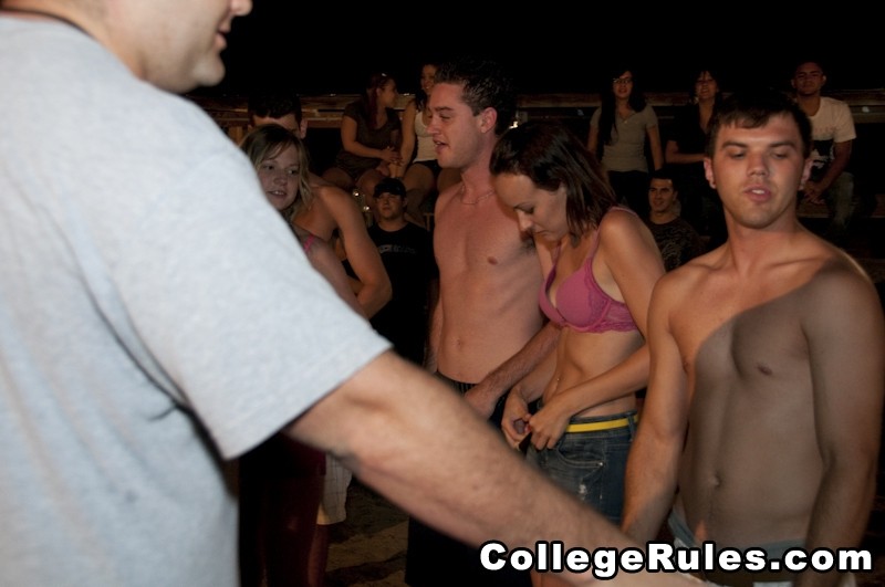 Hot College Dorm Party gehen wild in diesen heißen verdammt verrückt Bilder
 #79397687