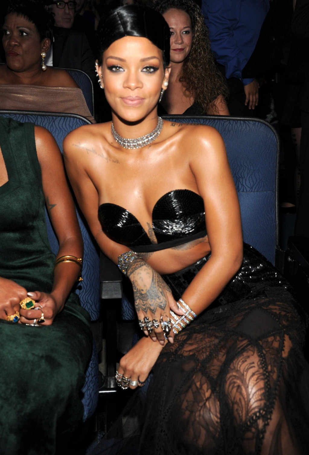 Rihanna indossa un vestito nero slutty ai premi musicali americani 2013
 #75212397