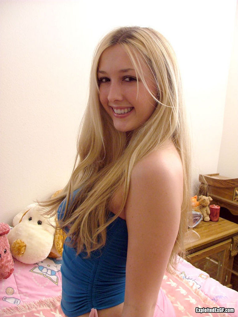 Heiße blonde Ex-Freundin posiert auf dem Bett
 #67328059