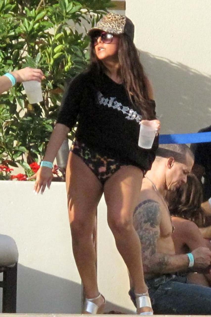 Nicole polizzi exponiendo su cuerpo sexy y su enorme culo en bikini en la piscina
 #75312407