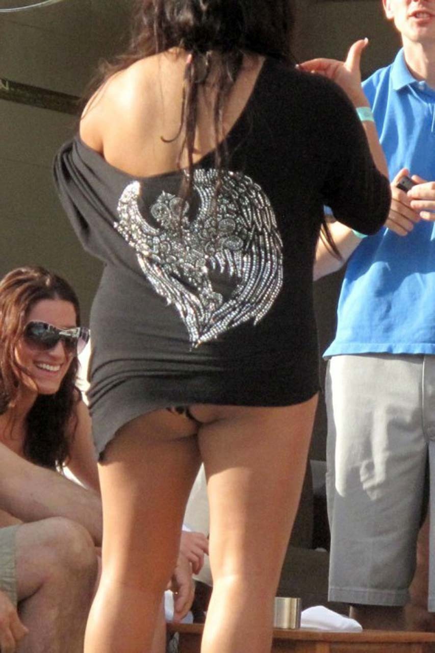 Nicole Polizzi esponendo il suo corpo sexy e culo enorme in bikini in piscina
 #75312415