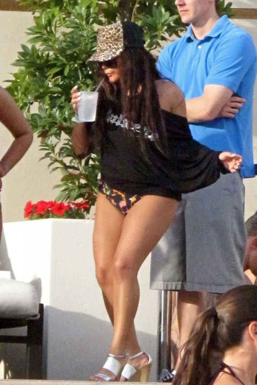 Nicole Polizzi esponendo il suo corpo sexy e culo enorme in bikini in piscina
 #75312430