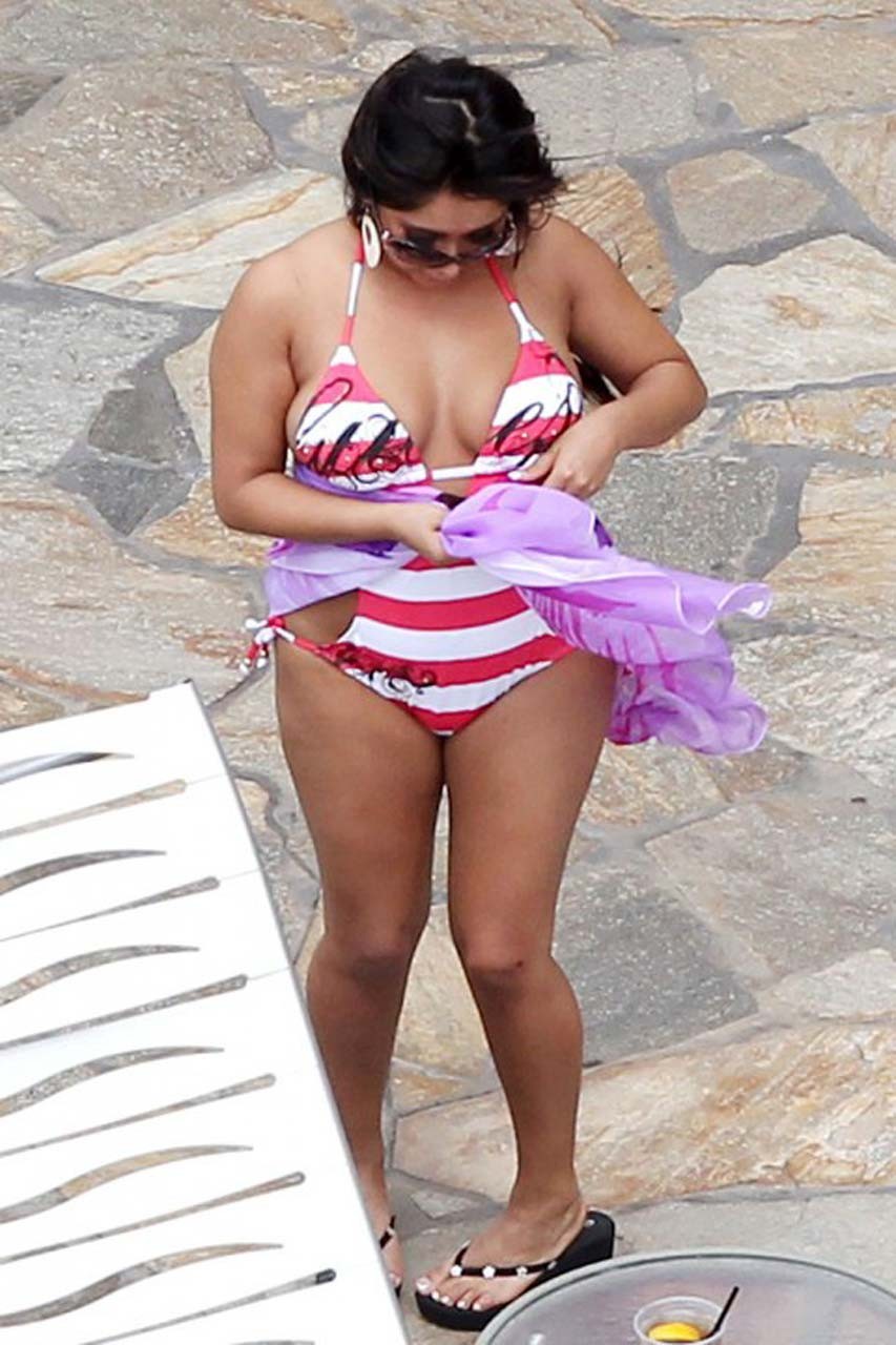 Nicole Polizzi esponendo il suo corpo sexy e culo enorme in bikini in piscina
 #75312445