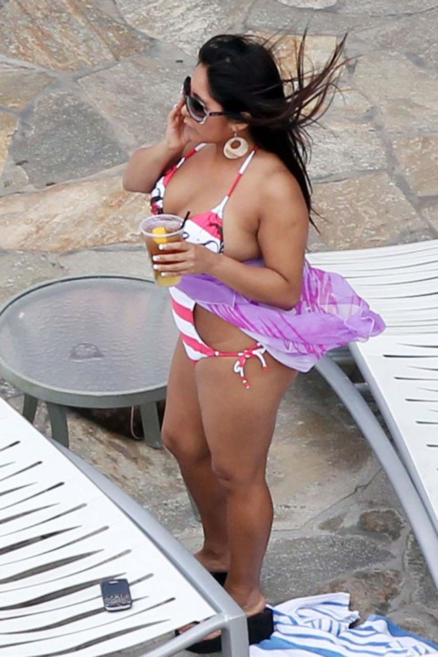 Nicole Polizzi esponendo il suo corpo sexy e culo enorme in bikini in piscina
 #75312464