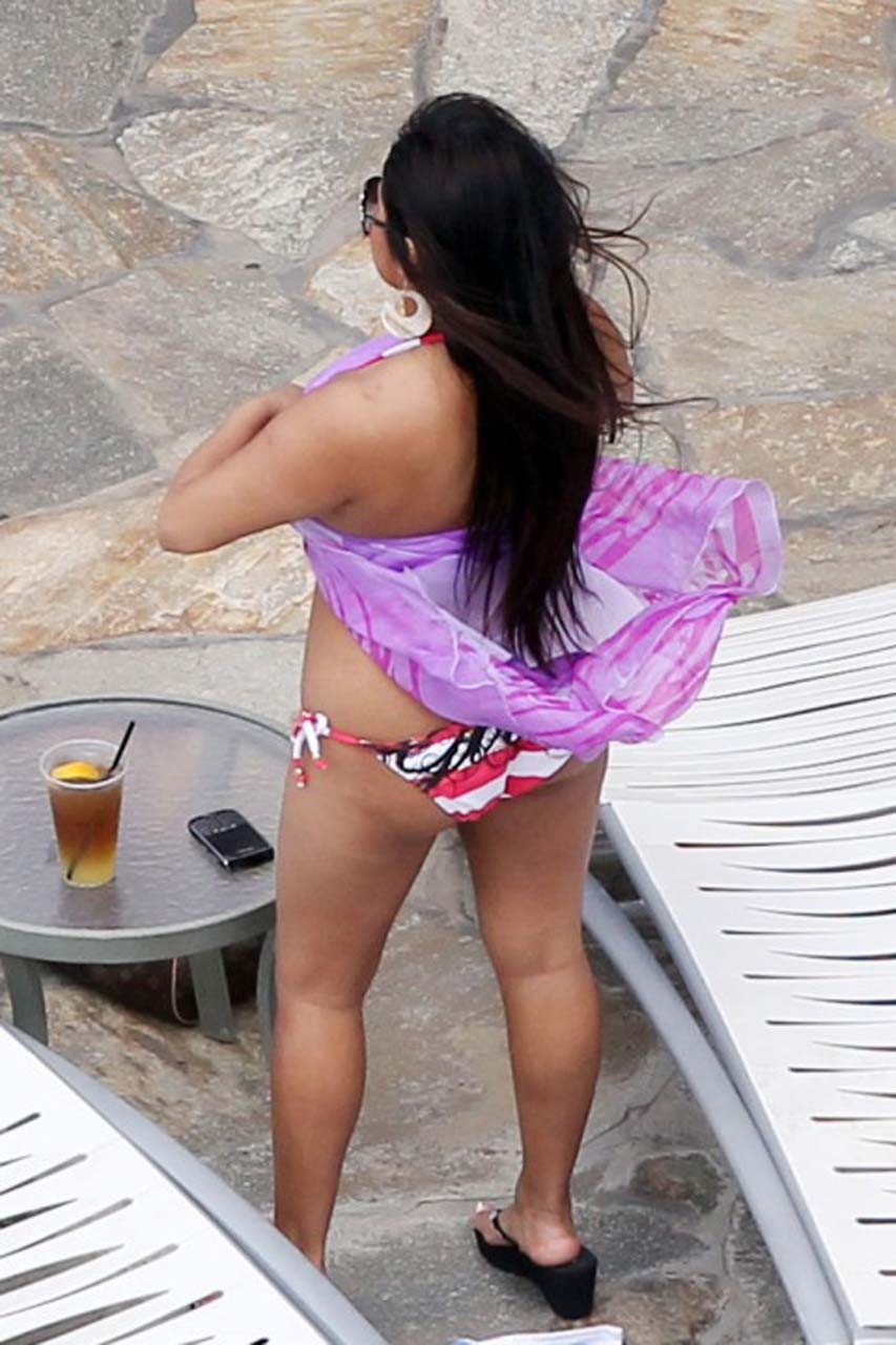 Nicole Polizzi esponendo il suo corpo sexy e culo enorme in bikini in piscina
 #75312468