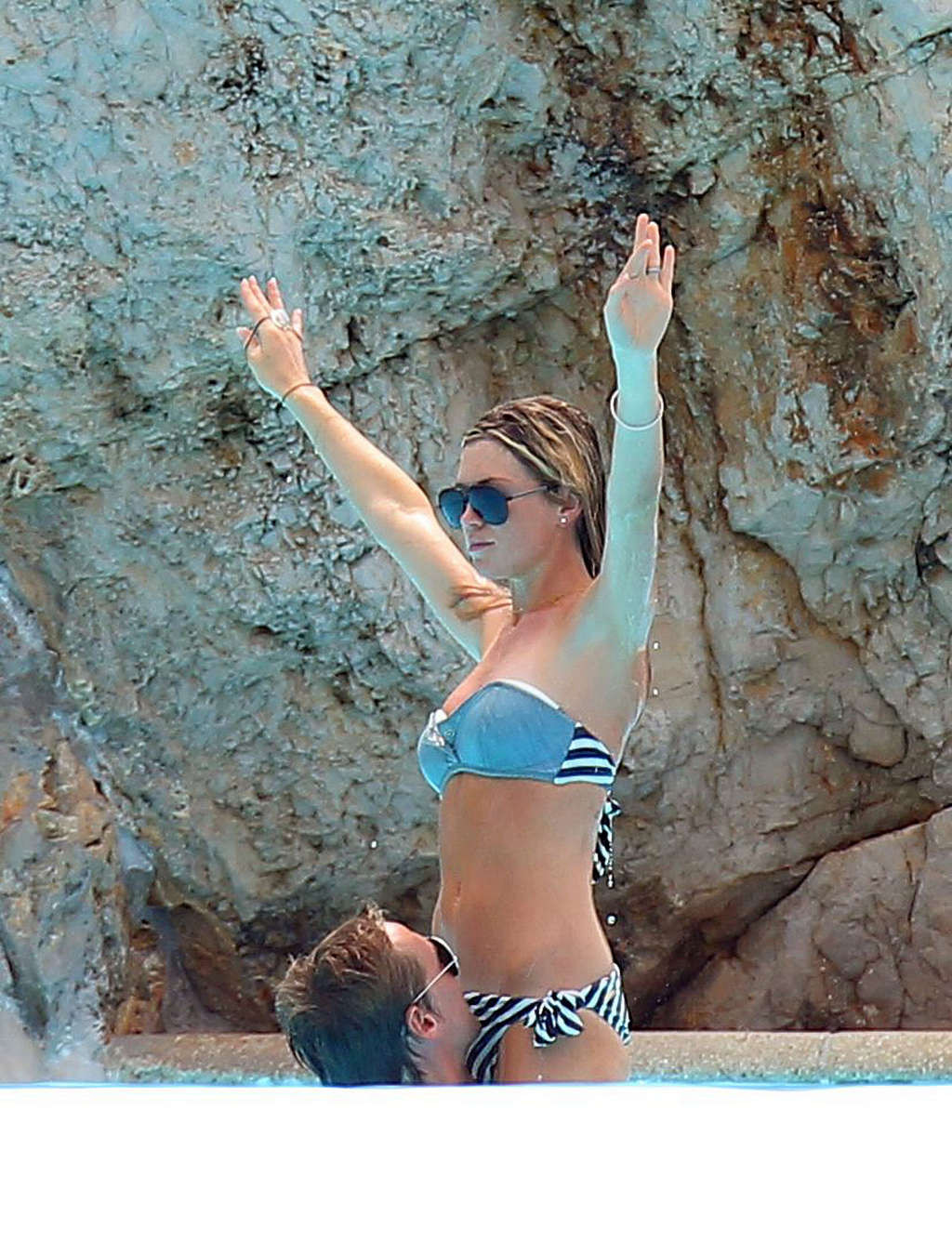 Abigail clancy exposant son corps sexy et son cul chaud en bikini sur la plage
 #75341981