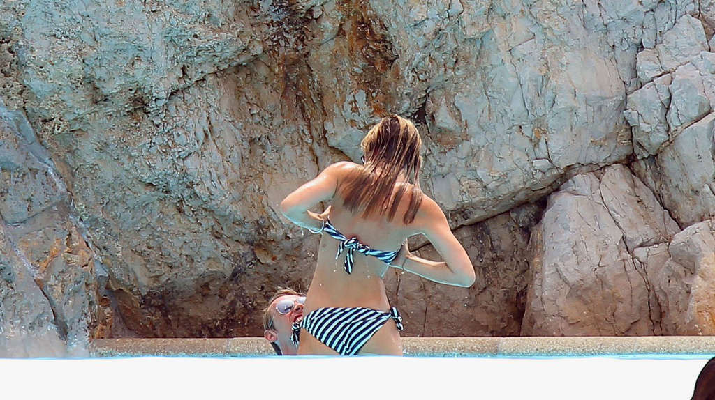 Abigail Clancy entblößt ihren sexy Körper und heißen Arsch im Bikini am Strand
 #75342024