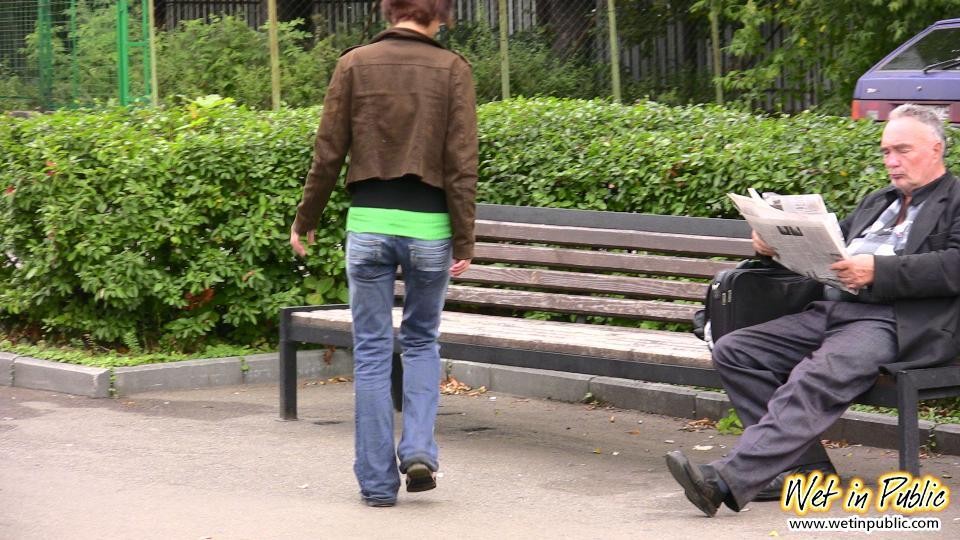 Une jeune fille à lunettes, imbibée de pisse, se sent confuse mais excitée en public.
 #73243591