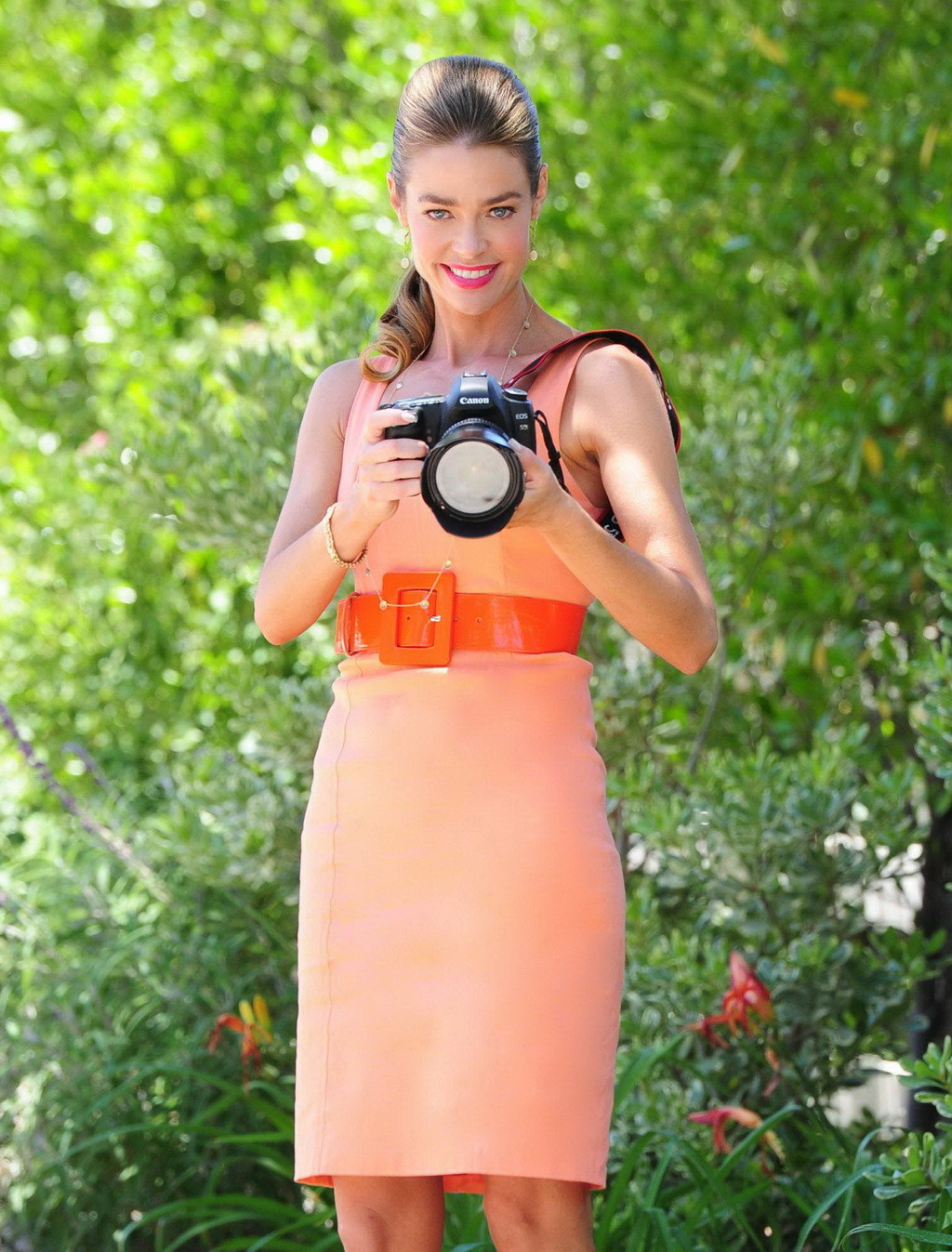 La belle Denise Richards montrant son décolleté dans une robe orange courte en posant dans une piscine à Miami
 #75260206