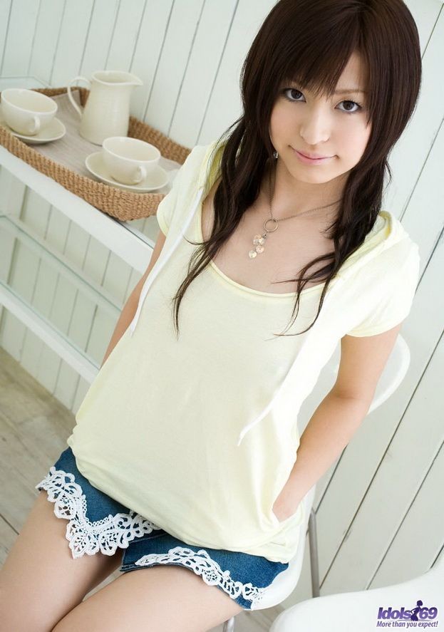 Jolie idole asiatique Misaki Mori se déshabille en montrant sa chatte
 #69762692