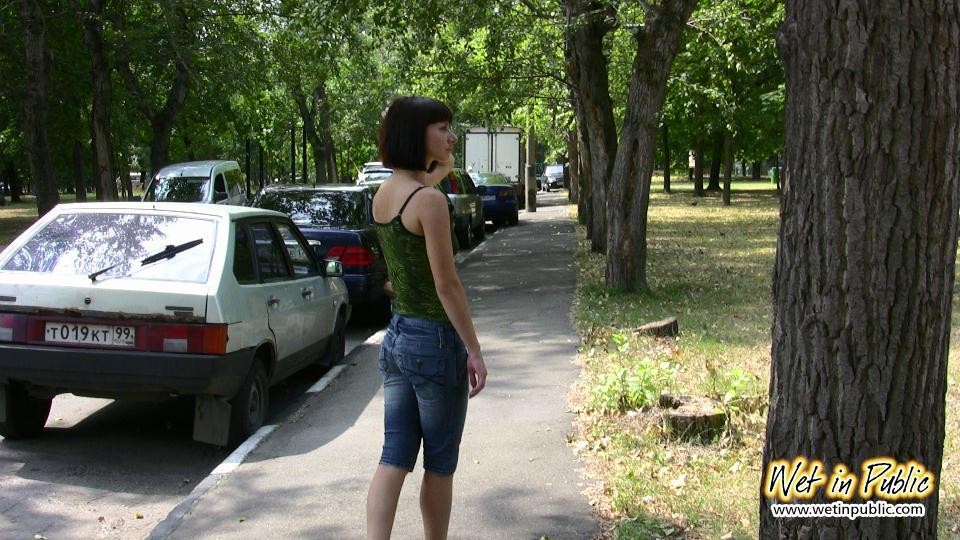 Attraktive Tussi benetzt ihre Jeanshose und zieht sich hinter den Büschen um
 #73239160