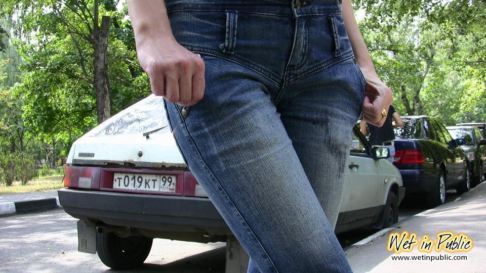 Pulcino attraente si bagna i jeans e si cambia dietro i cespugli
 #73239182