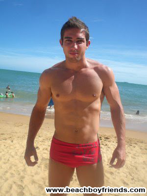 Des garçons amateurs portant leurs boxers moulants à la plage.
 #76945500