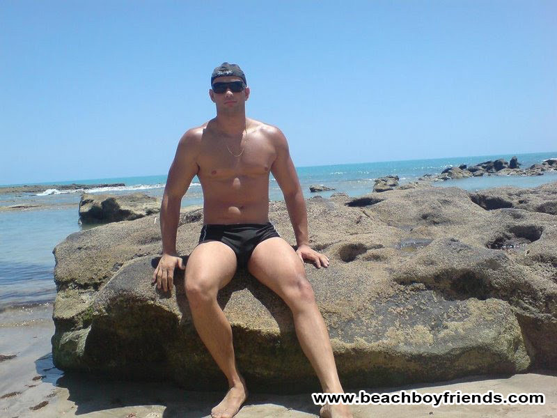 Amateur-Hunk-Jungs tragen ihre engen Badehosen am Strand
 #76945548