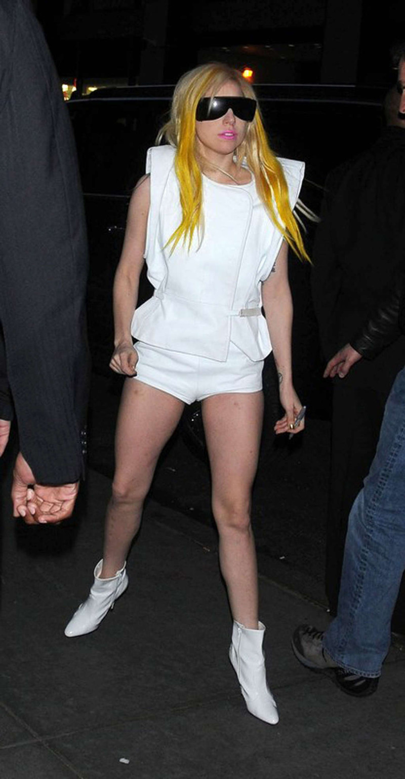 Lady gaga piernas todo en blanco y upskirt y topless
 #75362743