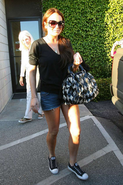 Carino celebrità Lindsay Lohan in bei jeans e alcuni upskirt sexy
 #75415246