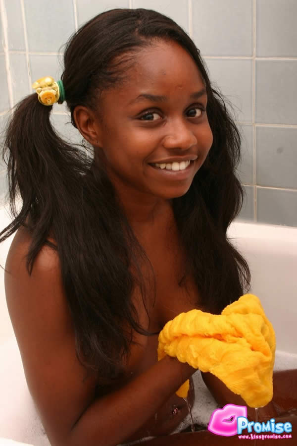 Jeune ébène mignonne se savonne dans la baignoire
 #73416899