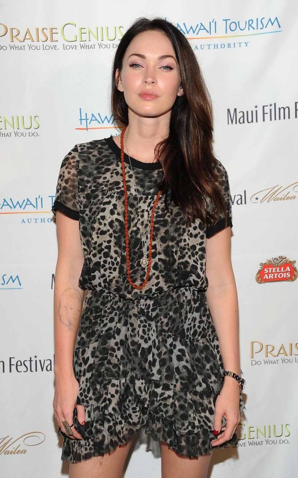 Megan fox luce piernas con un mini vestido con estampado de guepardo en el festival de cine de maui en wailea
 #75299614