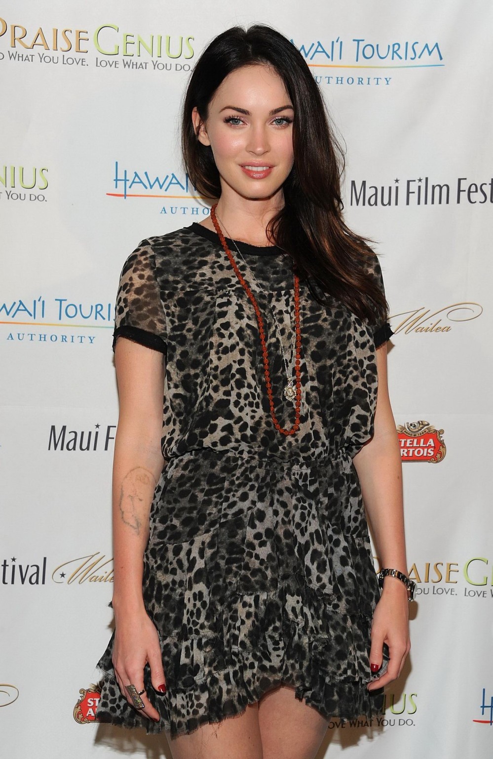 Megan fox luce piernas con un mini vestido con estampado de guepardo en el festival de cine de maui en wailea
 #75299619