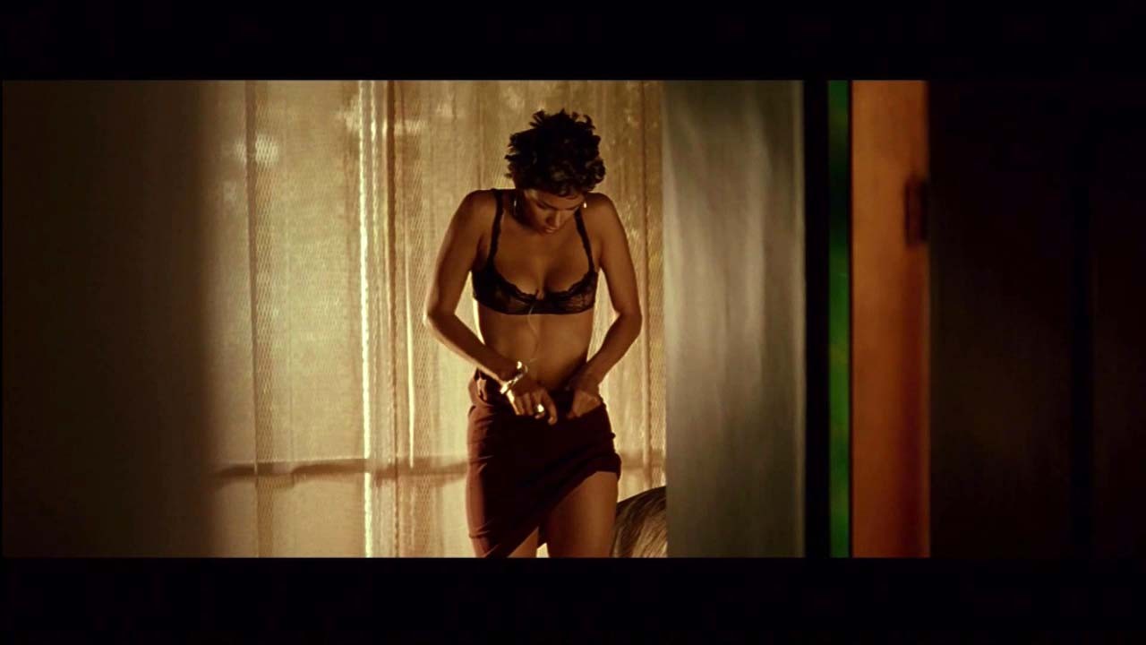 Halle Berry montrant ses beaux gros seins et posant sexy en lingerie
 #75321022