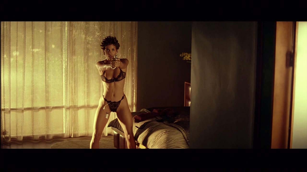 Halle Berry montrant ses beaux gros seins et posant sexy en lingerie
 #75321049