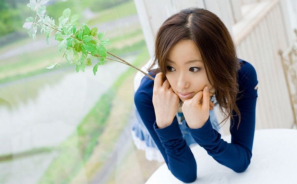 La jeune japonaise jun kiyomi montre ses seins en posant en plein air
 #69750241