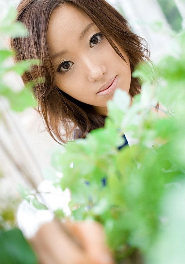 La jeune japonaise jun kiyomi montre ses seins en posant en plein air
 #69750261