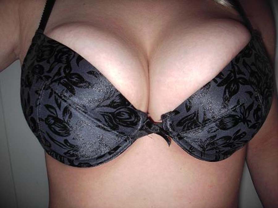 Echte busty Amateur Freundinnen zeigen ihre Brüste
 #67653344