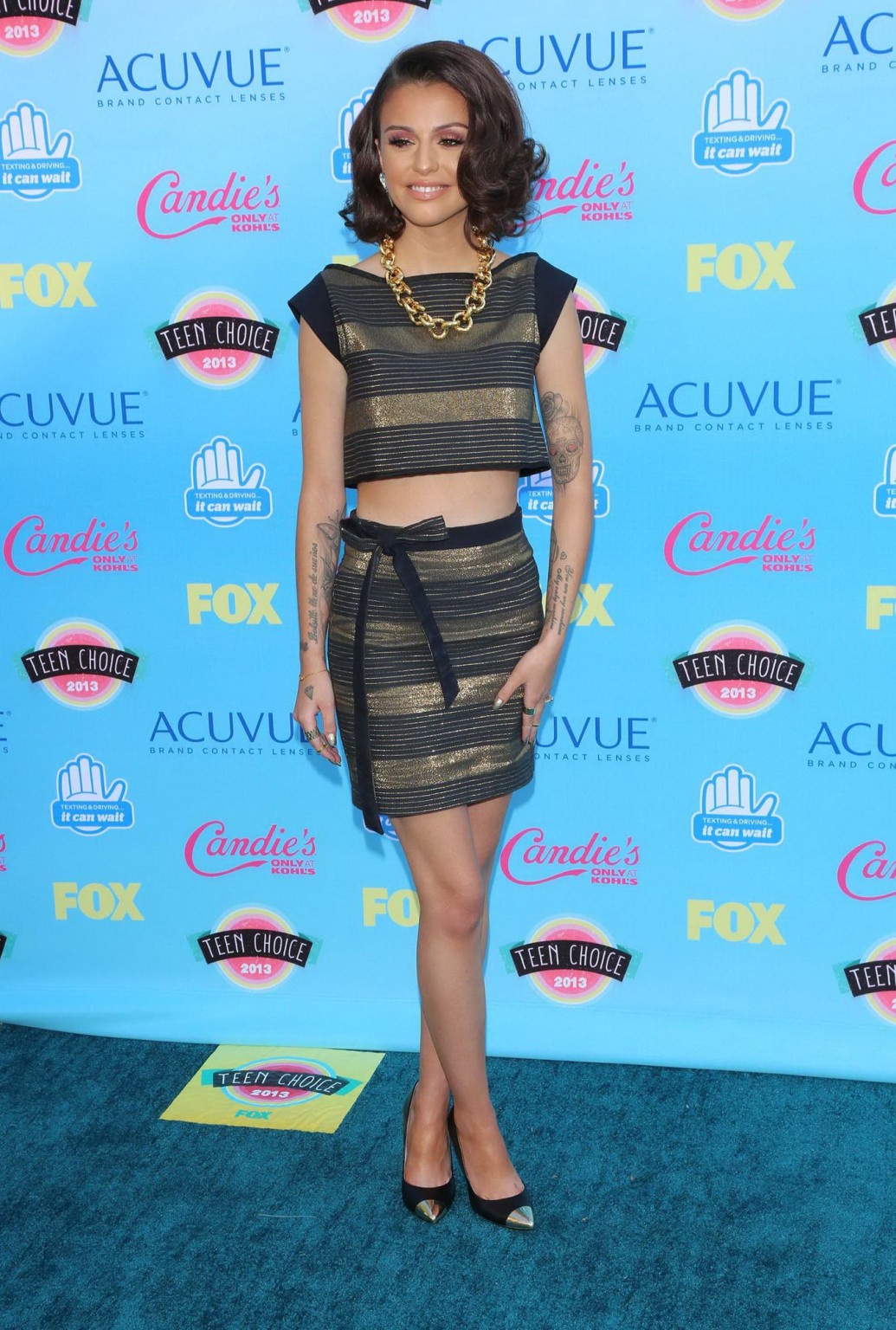 Cher Lloyd trägt ein glänzendes gestreiftes bauchfreies Top und einen Minirock bei der Teen Choice 2013
 #75221616