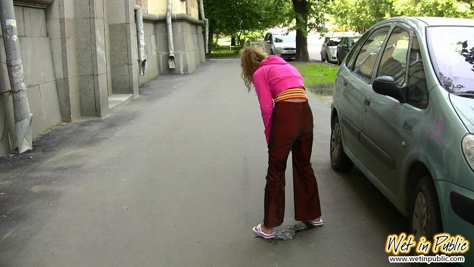 Vrai problème de pisse en plein air d'une fille confuse dans un pantalon pourpre.
 #76539161