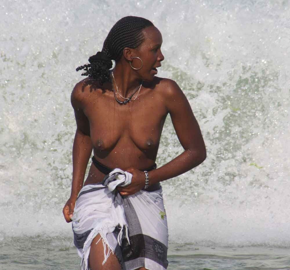 Novias jóvenes negras posando y desnudas
 #67109169