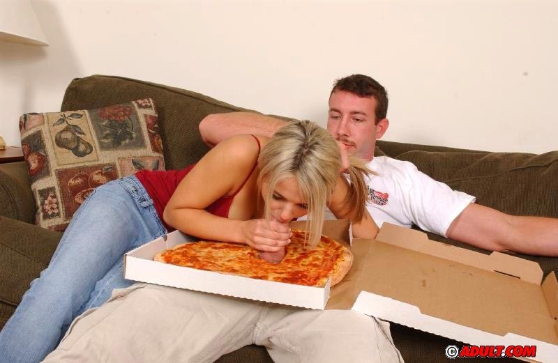 Sexy e busty babe bionda scopa il ragazzo di consegna della pizza
 #73913676