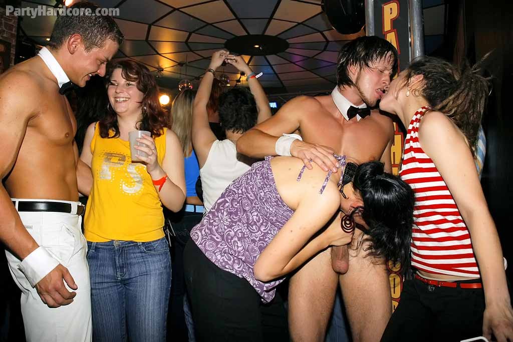 Pulcini amatoriali ubriachi che succhiano i cazzi al sesso hardcore del partito
 #74495392
