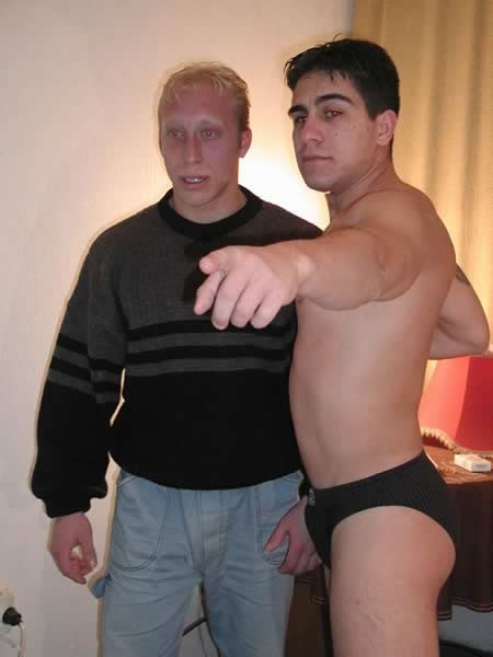 Dos amateurs follando en la cama
 #77009645